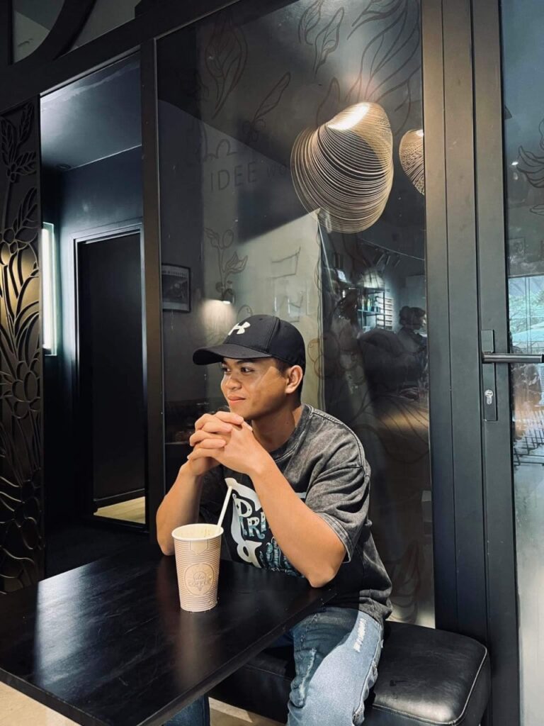 Chân dung BLV AD BO (Trần Đức Bo) Chân dung BLV AD BO (Trần Đức Bo)